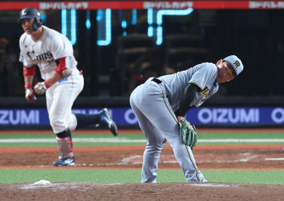 　９回、炭谷にサヨナラ打を浴びる岩崎（撮影・金田祐二）