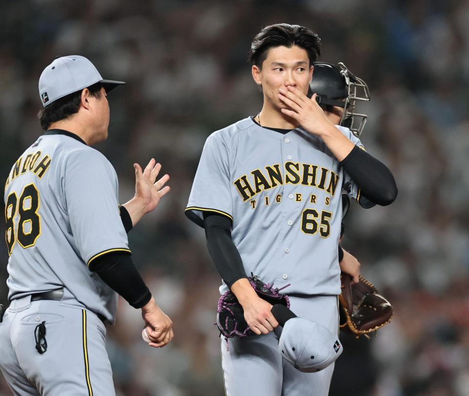 　９回、ピンチを迎え、降板する湯浅（撮影・田中太一）