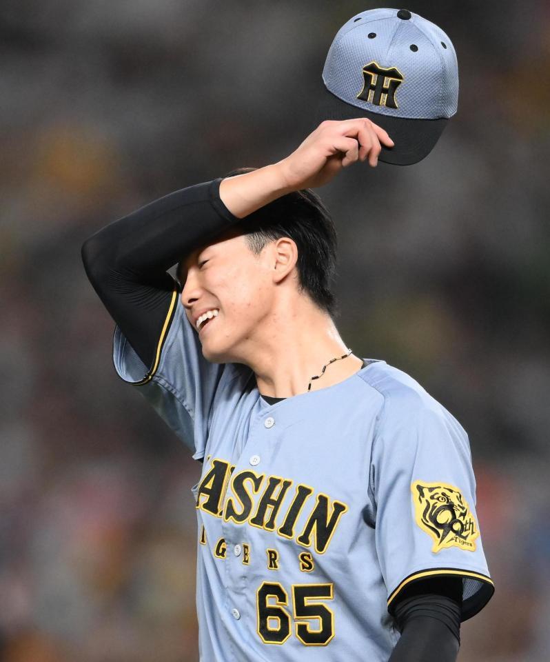 　９回、外崎に内野安打を打たれたて汗に拭う湯浅（撮影・堀内翔）