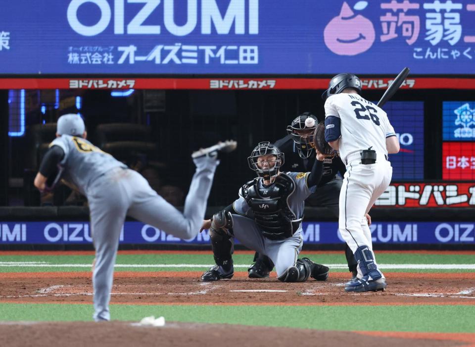 　９回、湯浅から死球を受けるネビン（撮影・金田祐二）