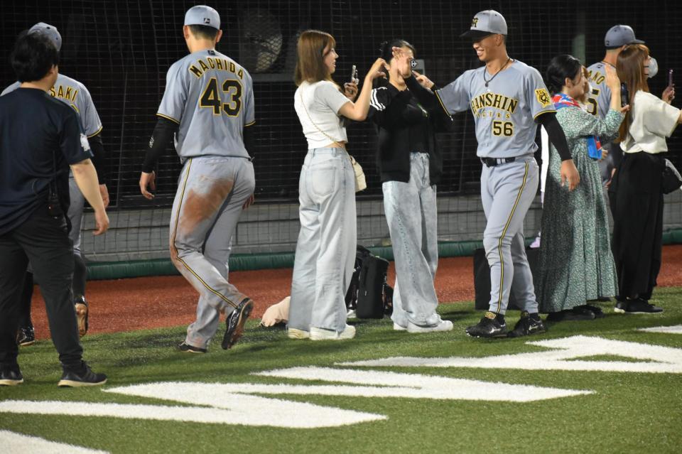 　ファンと勝利のハイタッチをするナイン