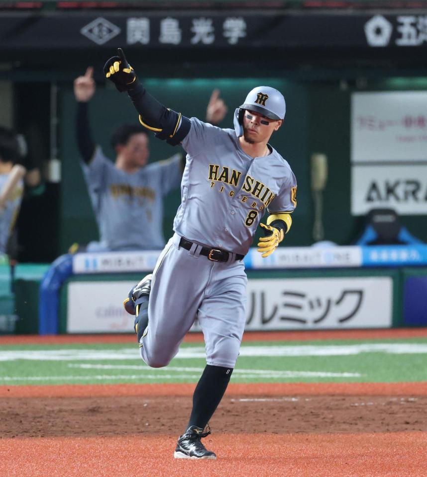 　９回、ソロ放つ佐藤輝（撮影・金田祐二）