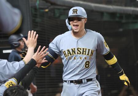 　９回、ソロを放った佐藤輝はナインに迎えられる（撮影・田中太一）