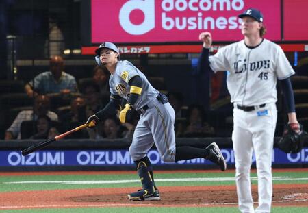 　９回、ソロ放つ佐藤輝（撮影・金田祐二）