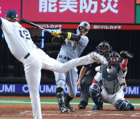 　９回、ソロ放つ佐藤輝（撮影・金田祐二）