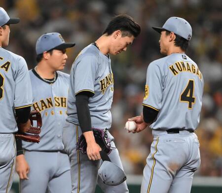 　９回、降板する湯浅（中央）＝撮影・堀内翔