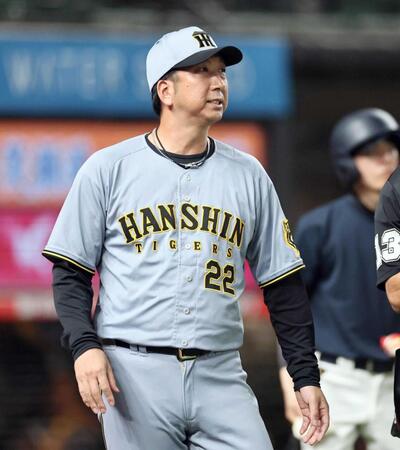 　９回、投手の交代を告げる藤川監督