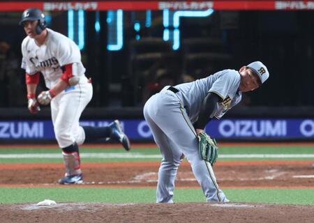 　９回、炭谷にサヨナラ打を浴びる岩崎（撮影・金田祐二）