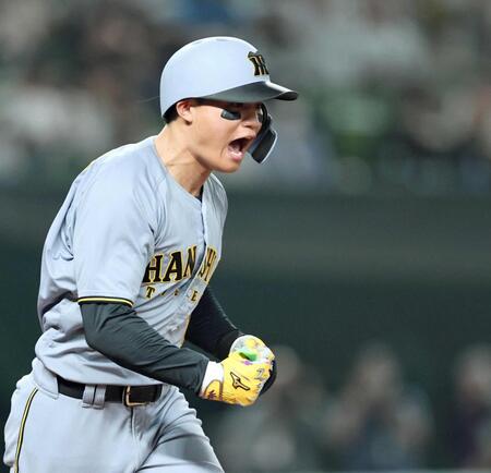 　６回、先制打を放ち、声を張り上げながら一塁へ走る森下