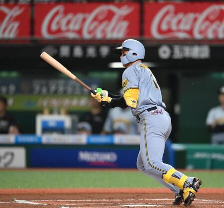 　６回、森下が先制の中前適時打を放つ（撮影・堀内翔）