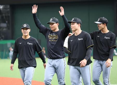 　ウオーミングアップをする（左から）豊田、森下、栄枝、小幡（撮影・田中太一）