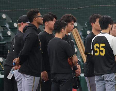 　投手ミーティングに参加するデュプランティエ（左）＝撮影・西岡正