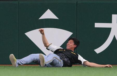 　試合前の練習中、逆立ちした後にグラウンドで大の字になる湯浅（撮影・堀内翔）