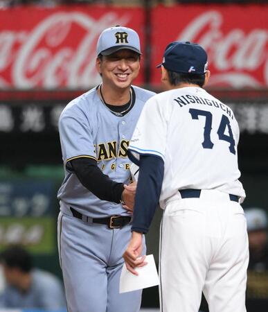 　メンバー確認を行う藤川監督。右は西口監督（撮影・堀内翔）