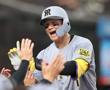 　１回、先制ソロを放った森下はナインに迎えられる（撮影・田中太一）