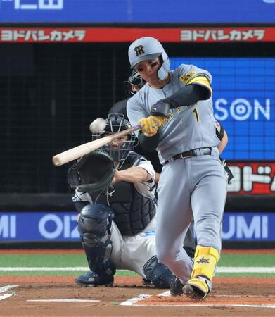 　１回、先制ソロを放つ森下（撮影・西岡正）