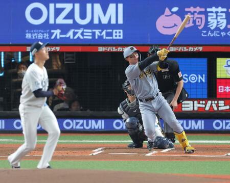 　１回、先制ソロを放つ森下（撮影・西岡正）