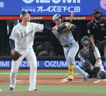 　１回、先制ソロを放つ森下（撮影・西岡正）