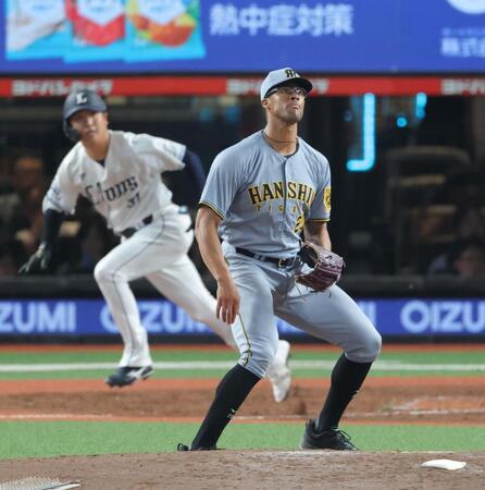 　４回、平沼（左）に適時打を浴びるデュプランティエ（撮影・西岡正）