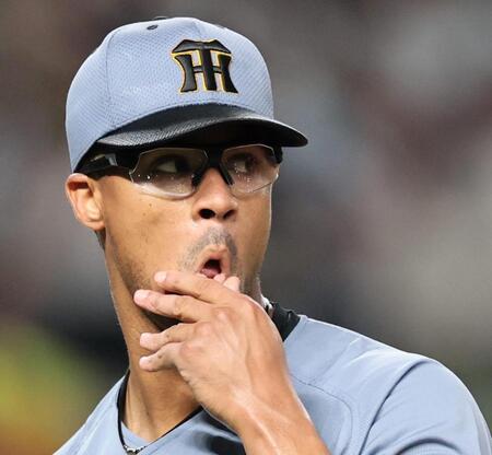 　２回、勝ち越しを許したデュプランティエは汗をぬぐいながらベンチへ戻る（撮影・田中太一）