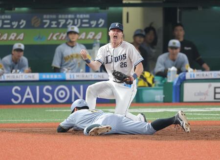 　８回、打者・大山の時、けん制死する佐藤輝（撮影・西岡正）