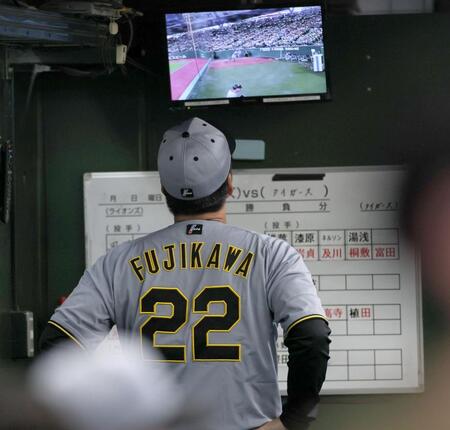 　モニターに映るブルペンを見つめる藤川監督（撮影・田中太一）