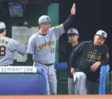 　５回、投手交代を告げに向かう藤川監督（中央）＝撮影・西岡正
