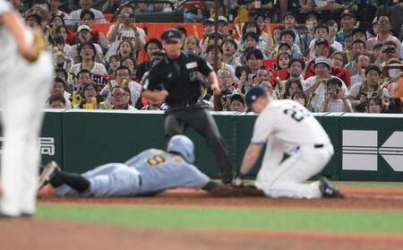 　８回、けん制球でタッチアウトになる一走の佐藤輝。一塁手はネビン（撮影・堀内翔）