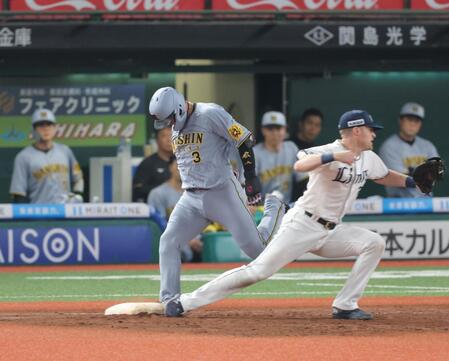 　８回、遊ゴロに倒れる大山（撮影・西岡正）