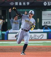 　９回、ソロ放つ佐藤輝（撮影・金田祐二）