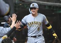 　９回、ソロを放った佐藤輝はナインに迎えられる（撮影・田中太一）