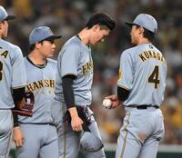 　９回、降板する湯浅（中央）＝撮影・堀内翔