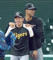 　坂本の肩をもむデュプランティエ（撮影・金田祐二）