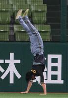 　試合前の練習中に逆立ちで前に進む湯浅（撮影・堀内翔）