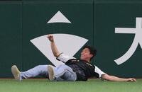 　試合前の練習中、逆立ちした後にグラウンドで大の字になる湯浅（撮影・堀内翔）