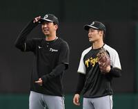 　話をする藤川監督と坂本（撮影・田中太一）