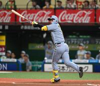 　１回、森下が左越えに先制のソロを放つ（撮影・堀内翔）