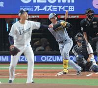 　１回、先制ソロを放つ森下（撮影・西岡正）