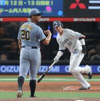 　２回、長谷川（右）に勝ち越し打を浴びるデュプランティエ（撮影・西岡正）