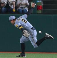 　２回、右翼手の佐藤輝がの山村の打球に追いつけずに三塁打となる（撮影・堀内翔）