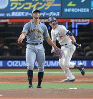 　１回、ネビン（右）に同点打を浴びるデュプランティエ（撮影・西岡正）