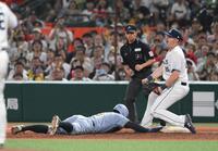　８回、けん制球でタッチアウトになる一走の佐藤輝。一塁手はネビン（撮影・堀内翔）