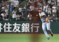 　４回、平沼の打球を後逸する森下（撮影・堀内翔）