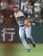 　４回、平沼の打球を後逸する森下（撮影・堀内翔）