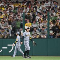 　２回、山村の打球を後逸し、守備位置へ戻る佐藤輝。ざわつくスタンド（撮影・田中太一）