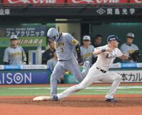 　８回、遊ゴロに倒れる大山（撮影・西岡正）