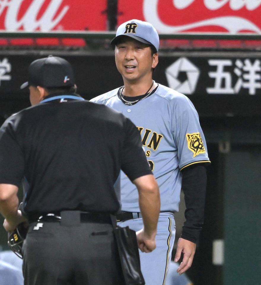 　９回、投手交代を告げる藤川監督（撮影・堀内翔）