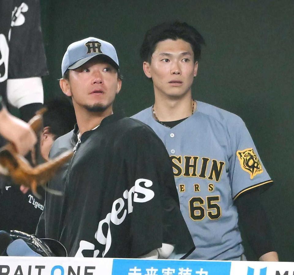 　９回、サヨナラ負けをベンチで見届ける伊藤将（左）と湯浅（撮影・堀内翔）