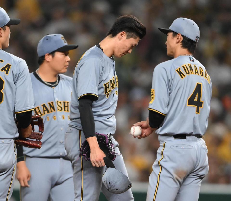 　９回、降板する湯浅（中央）＝撮影・堀内翔