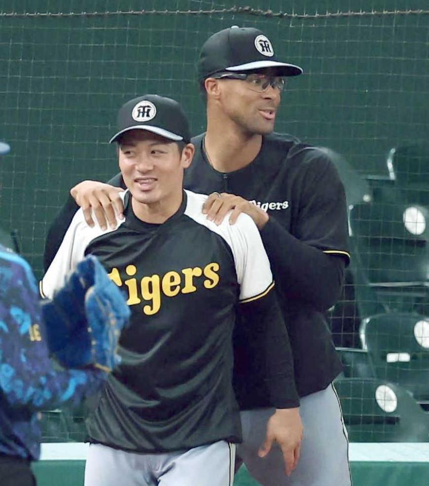 　坂本の肩をもむデュプランティエ（撮影・金田祐二）